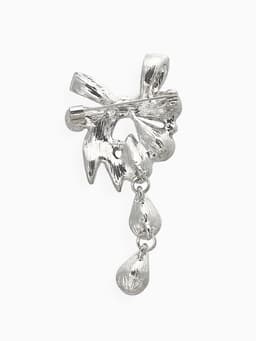 Брошь «Цветочная роса с бантом», белый, синяя в серебре