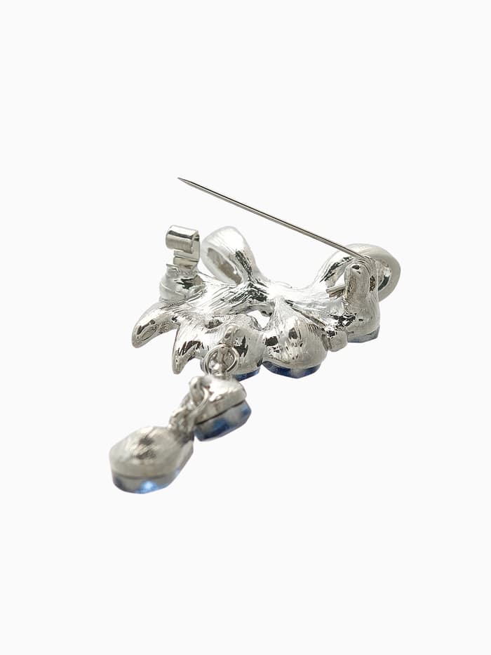 Брошь «Цветочная роса с бантом», белый, синяя в серебре