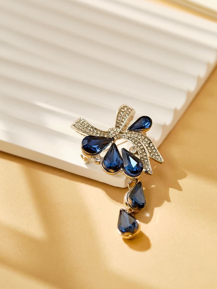 Брошь «Цветочная роса с бантом», белый, синяя в серебре