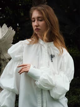 Брошь «Цветочная роса с бантом», белый, синяя в серебре