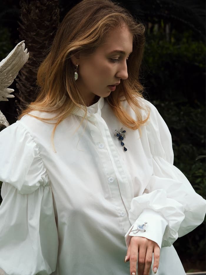 Брошь «Цветочная роса с бантом», белый, синяя в серебре