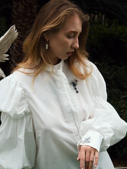 Брошь «Цветочная роса с бантом», белый, синяя в серебре