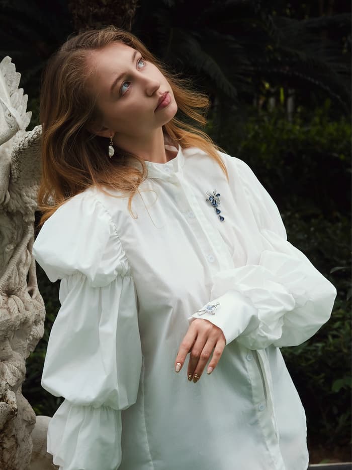 Брошь «Цветочная роса с бантом», белый, синяя в серебре