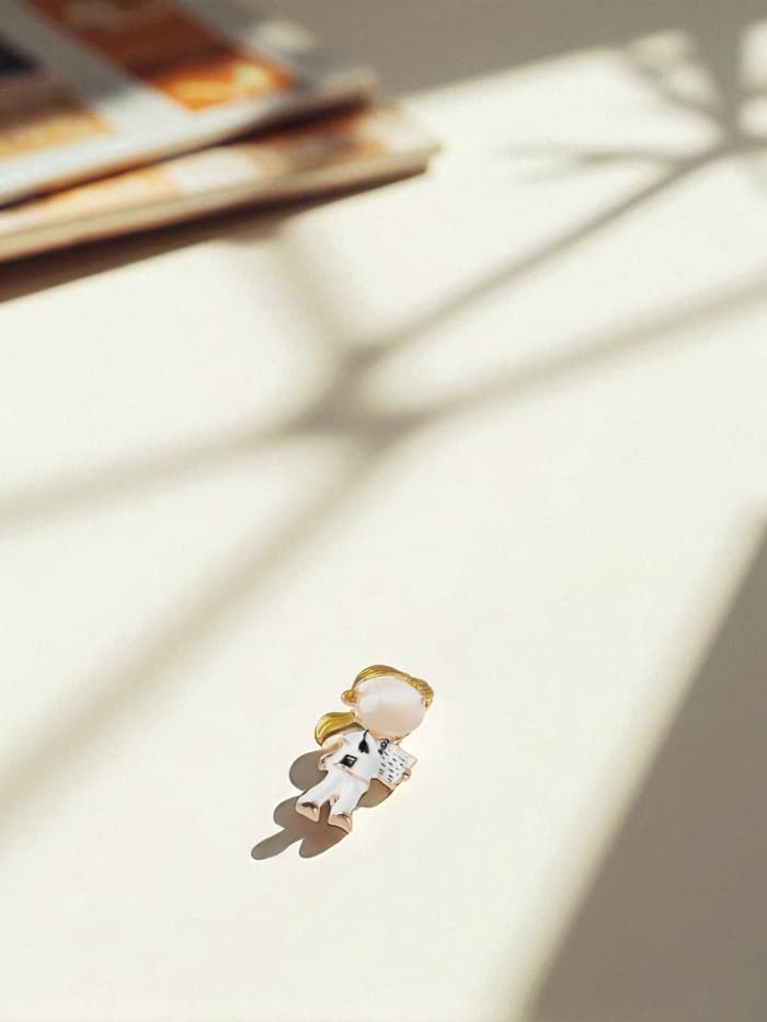 Брошь «Доктор», девочка, цветная в золоте