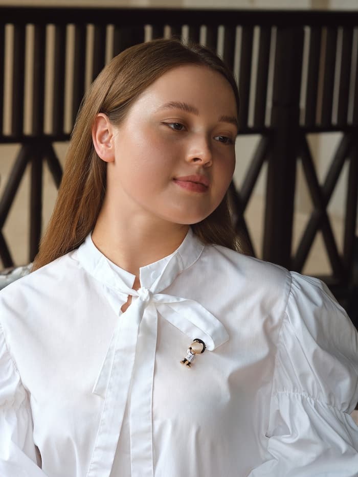 Брошь «Доктор», мальчик, чёрно-белая в золоте