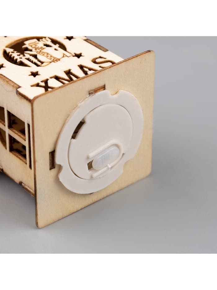 Ёлочная игрушка «Домик со снеговиком», 6×4.5×4.5 см, от батареек, свечение тёплое белое