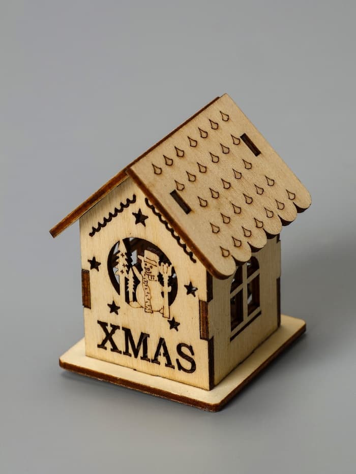 Ёлочная игрушка «Домик со снеговиком», 6×4.5×4.5 см, от батареек, свечение тёплое белое