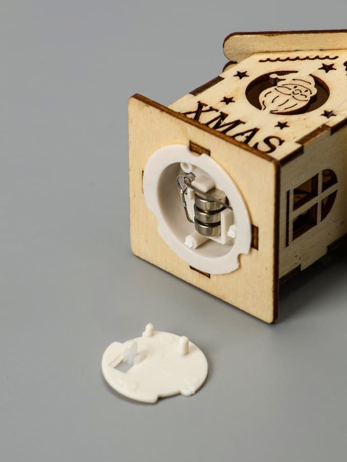 Ёлочная игрушка «Домик со снеговиком», 6×4.5×4.5 см, от батареек, свечение тёплое белое