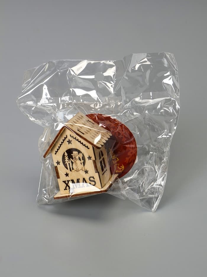 Ёлочная игрушка «Домик со снеговиком», 6×4.5×4.5 см, от батареек, свечение тёплое белое