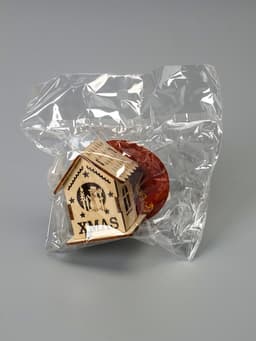 Ёлочная игрушка «Домик со снеговиком», 6×4.5×4.5 см, от батареек, свечение тёплое белое