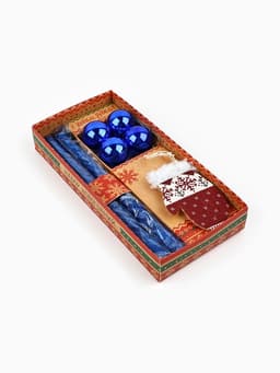 Подарочный набор «Любви в Новом году»: в наборе 2 свечи, 4 шарика, ёлочная игрушка