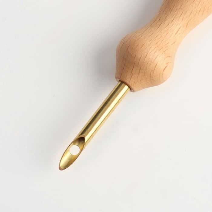 Игла для вышивания, для ковровой техники, d=5 мм, с нитевдевателем, цвет золотой