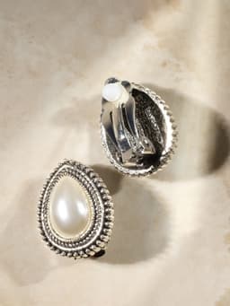 Клипсы «Грейс», капля в огранке, белая в чернёном серебре