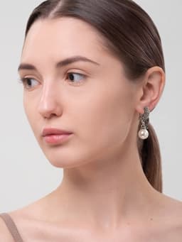 Клипсы «Грейс», диагональ бусин, белая в чернёном серебре