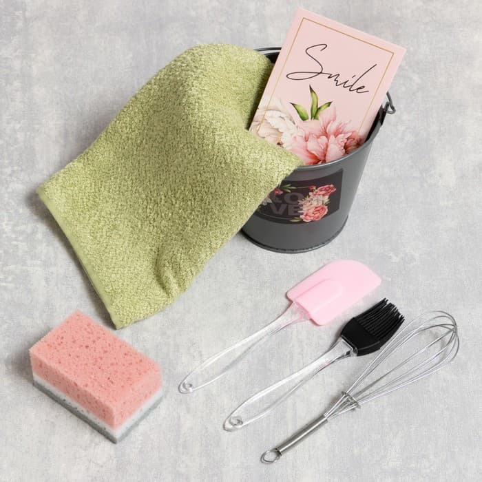 Набор подарочный Love: ведро, полотенце 35×60, лопатка, кисть, венчик, губка