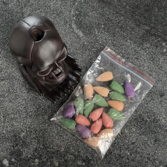 Подставка для благовоний TAKE IT EASY «Череп», набор благовоний конусы, стелющийся дым, 10×8×8 см, с подсветкой, батарейки LR=44