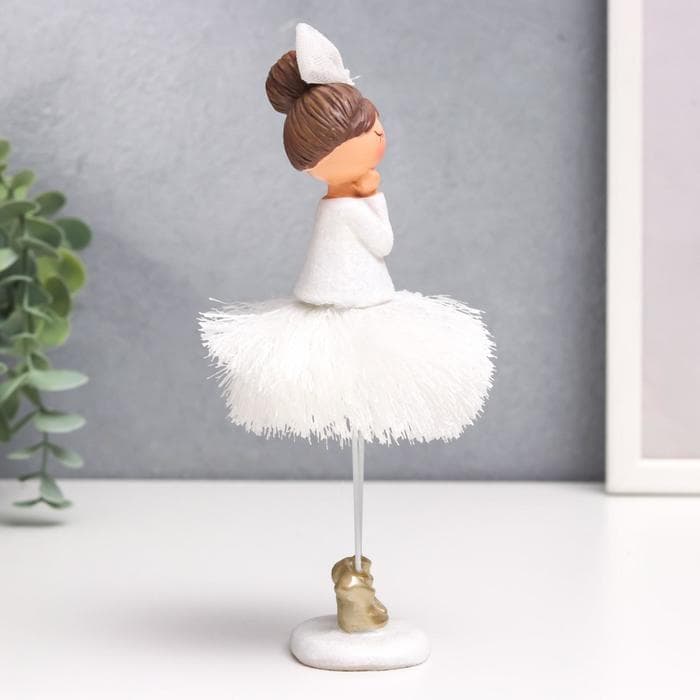 Фигурка полистоун «Малышка с большим бантом и юбкой-кисточкой», 17.6×4.8×5 см
