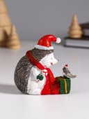 Фигурка полистоун «Ёжик в красном колпак и шарфе, с подарком и птичкой», 8.5×5×9.5 см