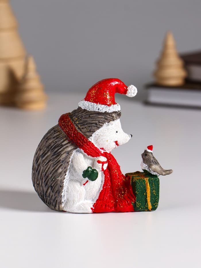 Фигурка полистоун «Ёжик в красном колпак и шарфе, с подарком и птичкой», 8.5×5×9.5 см