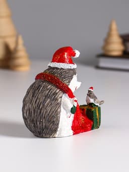 Фигурка полистоун «Ёжик в красном колпак и шарфе, с подарком и птичкой», 8.5×5×9.5 см