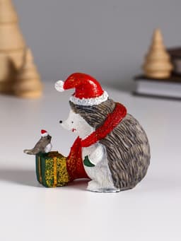 Фигурка полистоун «Ёжик в красном колпак и шарфе, с подарком и птичкой», 8.5×5×9.5 см