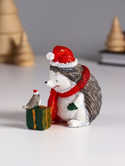 Фигурка полистоун «Ёжик в красном колпак и шарфе, с подарком и птичкой», 8.5×5×9.5 см