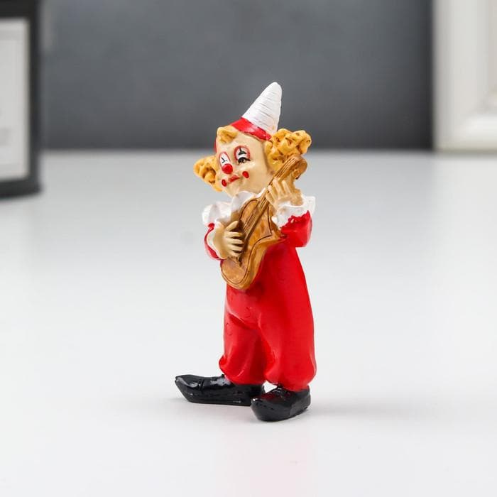 Фигурка полистоун «Клоун с гитарой», красный, 7×3×4.3 см