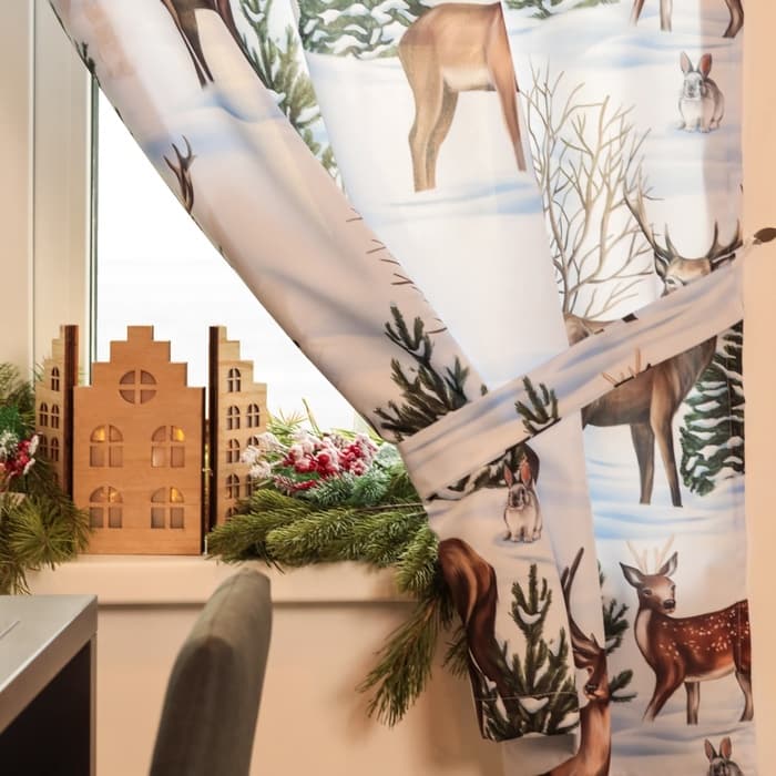 Новогодний комплект штор для кухни с подхватами «Сказочный лес» 145×180 см-2 шт., габардин