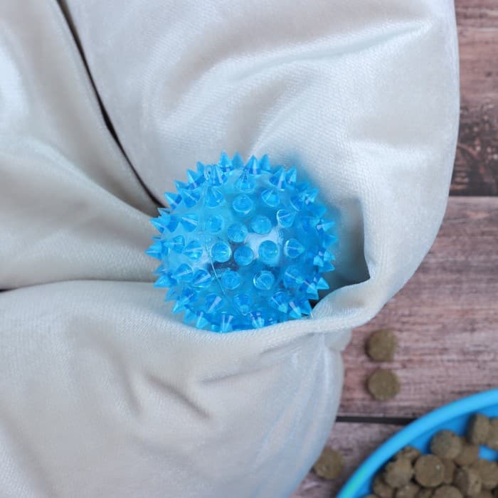 Мяч для собак средний, 5.5 см, светящийся, TPR, голубой