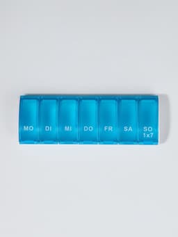 Таблетница «Неделька», немецкие буквы, 7 секций, 13.5×5×1.8 см, синяя, белая