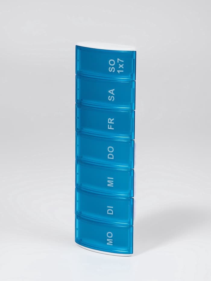 Таблетница «Неделька», немецкие буквы, 7 секций, 13.5×5×1.8 см, синяя, белая
