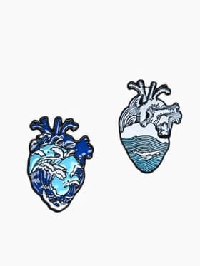 Значки-неразлучники «Сердца», 2 шт. 3×2 см, белый, голубые в чёрном металле