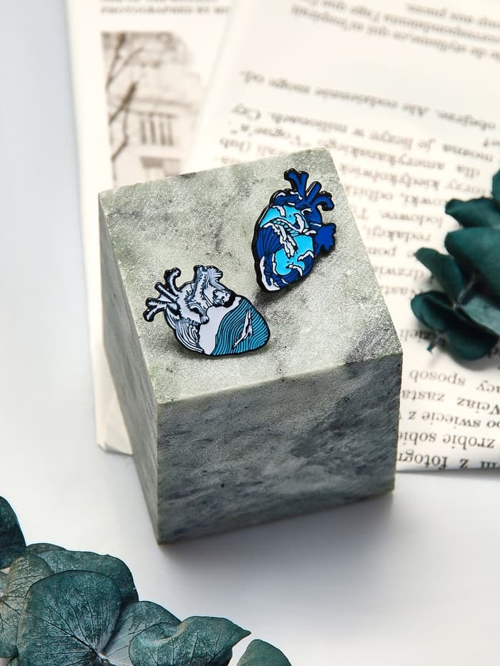 Значки-неразлучники «Сердца», 2 шт. 3×2 см, белый, голубые в чёрном металле