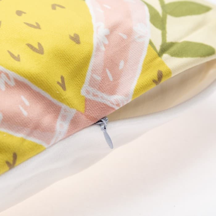 Наволочка декоративная Этель «Девушка с котом» 40×40 см, 100% п/э, велюр