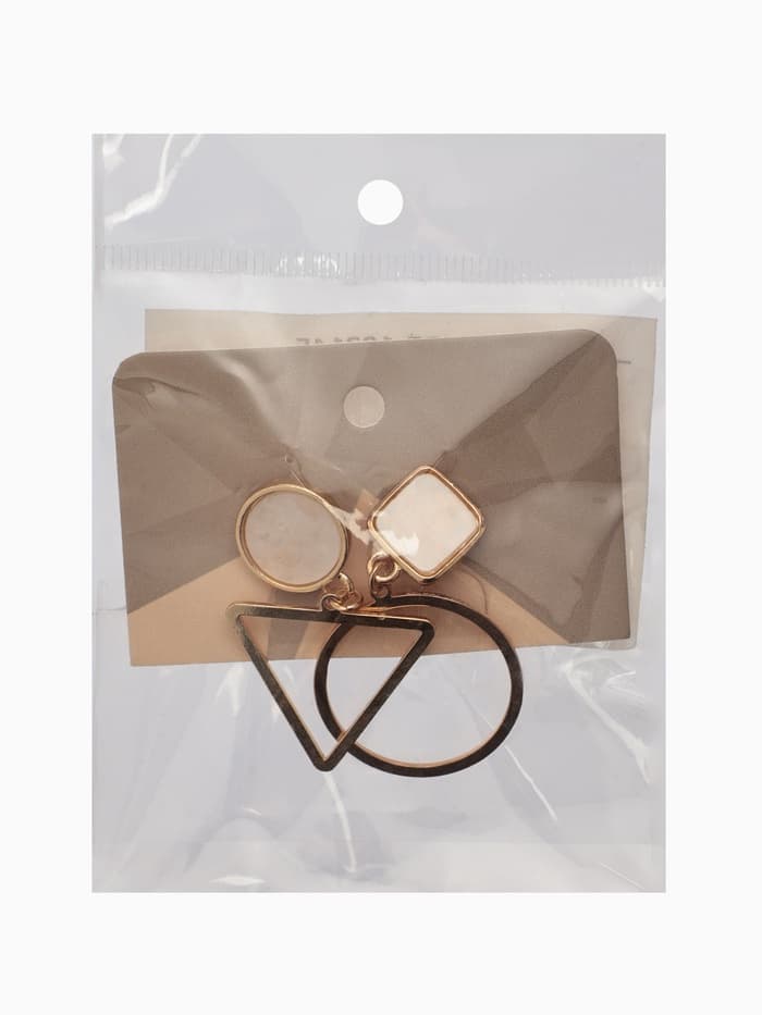 Серьги «Ракушка», треугольник полый, белые в золоте, форма МИКС