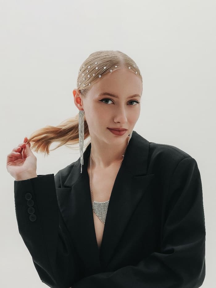 Серьги висячие со стразами «Водопад», мини квадрат, белые в серебре, 14 см