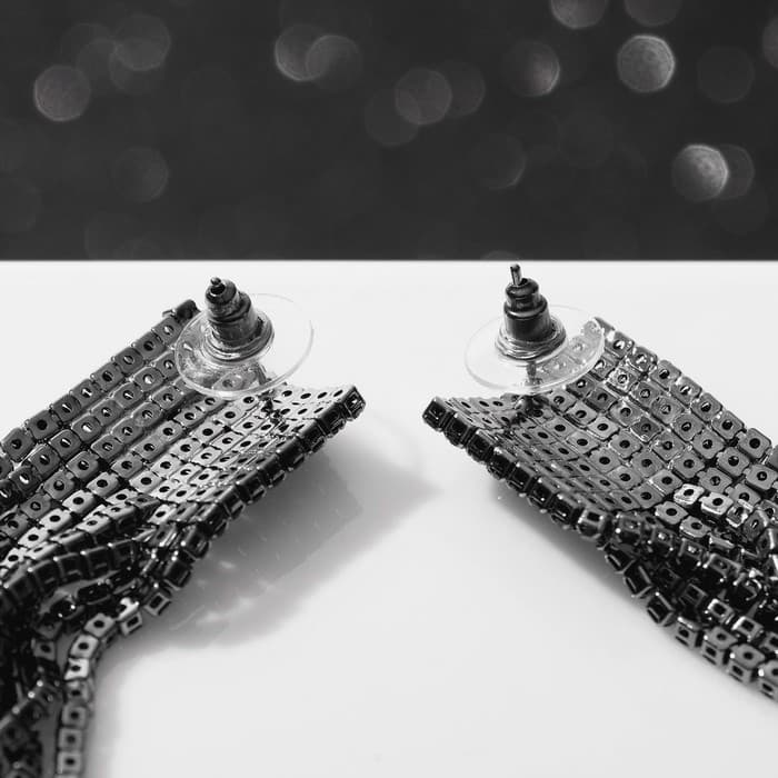 Серьги висячие со стразами «Водопад», на квадрате, чёрные в серебре, 11 см