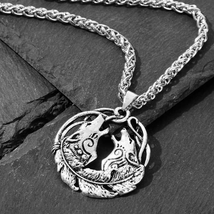 Кулон-оберег «Волки», воют на луну, цвет чернёное серебро, 59 см