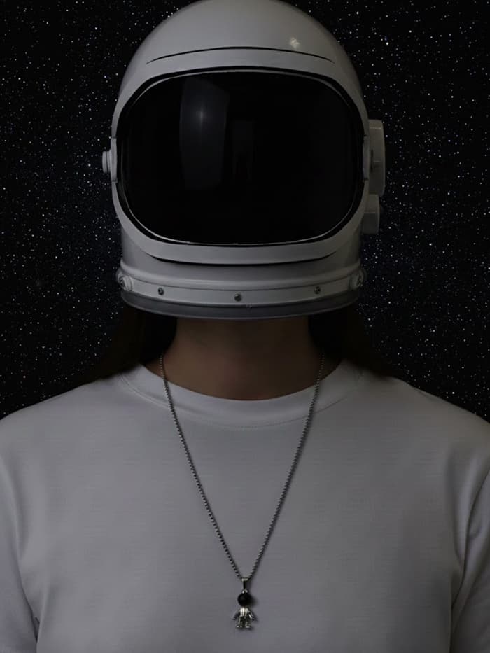 Кулон «Космонавт», человечек, чёрный в серебре, 70 см