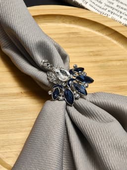 Кольцо для платка «Павлин», бело-синее в серебре