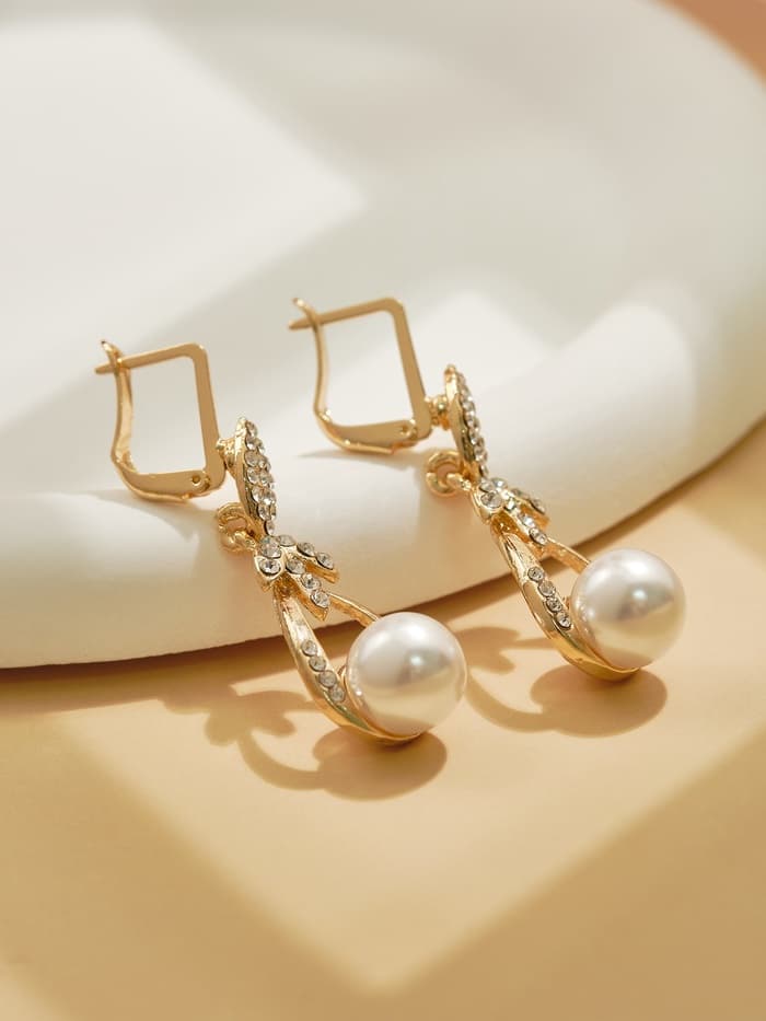 Серьги висячие «Жемчуг Грейс», белые в золоте