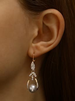 Серьги висячие «Жемчуг Грейс», белые в золоте