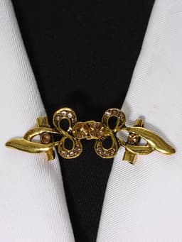 Зажим для кардигана «Бант», цвет золотой в чернёном золоте