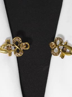 Зажим для кардигана «Бант», цвет золотой в чернёном золоте