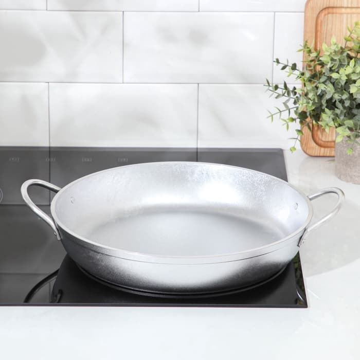 Сковорода KUKMARA, d=30 см, h=5.5 см, с ручками, литой алюминий, серебристая