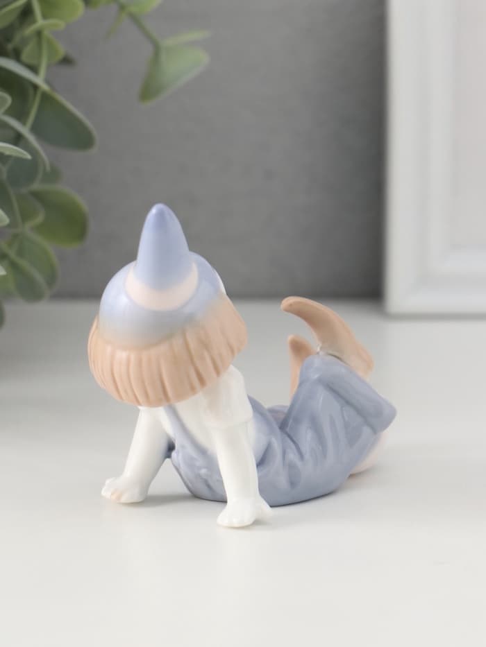 Фигурка керамика «Маленький клоун в колпаке с мячом», 8.5×5×7 см