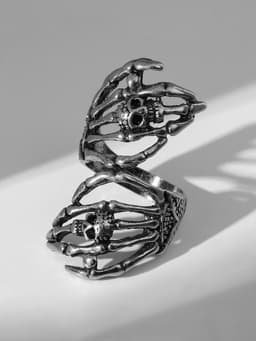 Кольцо «Перстень», череп на костях, цвет чернёное серебро, безразмерное