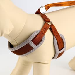 Шлейка с поводком, размер M, ОШ 32-72 см, ОГ 32-72 см, поводок 120×1.5 см, мягкая, с вертлюгом, коричневая