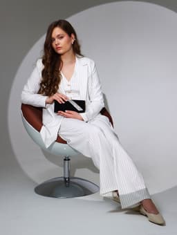 Сумка-клатч вечерняя на магните, на длинной цепочке, с серебристой вставкой, чёрная