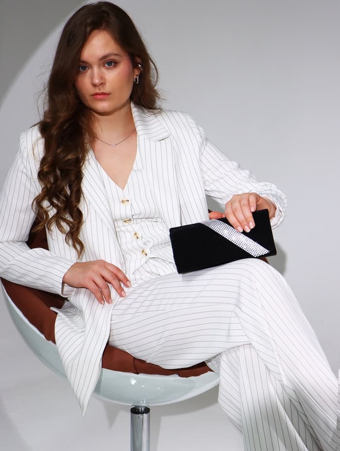 Сумка-клатч вечерняя на магните, на длинной цепочке, с серебристой вставкой, чёрная